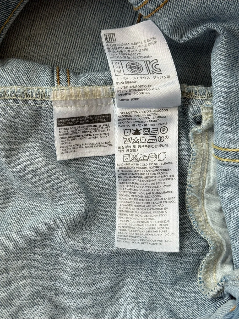 Levi’s Men’s Denim Trucker Jacket in Size Medium